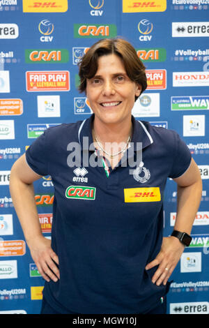 Corigliano-Rossano, l'Équipe nationale de volley-ball italien de moins de 20 ans (U20) gagne 3-0 contre la Suisse et se qualifie pour les Championnats d'Europe en volleyball masculin de moins de 20 ans. Dans l'image le coach Monica Cresta. 29/04/2018, Corigliano-Rossano, Italie Banque D'Images