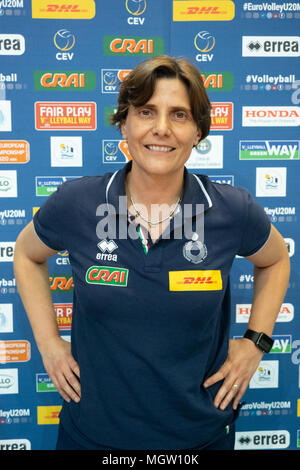 Corigliano-Rossano, l'Équipe nationale de volley-ball italien de moins de 20 ans (U20) gagne 3-0 contre la Suisse et se qualifie pour les Championnats d'Europe en volleyball masculin de moins de 20 ans. Dans l'image le coach Monica Cresta. 29/04/2018, Corigliano-Rossano, Italie Banque D'Images