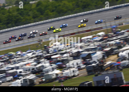 Talladega, Alabama, USA. Apr 29, 2018. La série Monster Energy Cup NASCAR cars race le frontstretch au cours de la 500 GEICO à Talladega Superspeedway de Talladega, Alabama. Crédit : Chris Owens Asp Inc/ASP/ZUMA/Alamy Fil Live News Banque D'Images