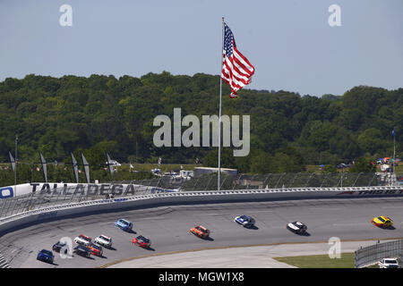 Talladega, Alabama, USA. Apr 29, 2018. La série Monster Energy Cup NASCAR cars race off tourner quatre au cours de la 500 à Talladega Superspeedway GEICO à Talladega, Alabama. Crédit : Chris Owens Asp Inc/ASP/ZUMA/Alamy Fil Live News Banque D'Images