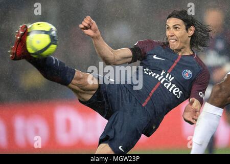 Paris. Apr 29, 2018. Edinson Cavani de Paris Saint-Germain tente de tirer lors du match contre Guingamp de Ligue 1 saison 2017-2018 35e tour à Paris, France le 29 avril 2018. Paris Saint-Germain est égale à Guingamp avec 2-2 à la maison. Crédit : Jack Chan/Xinhua/Alamy Live News Banque D'Images