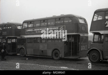 Années 1960, historiques, casse des autobus à deux étages bordée dans une cour en attente d'être mis au rebut, Manchester, Angleterre, Royaume-Uni. Banque D'Images