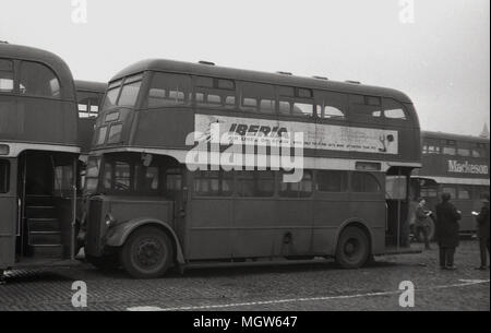 Années 1960, historiques, casse des autobus à deux étages bordée dans une cour en attente d'être mis au rebut, Manchester, Angleterre, Royaume-Uni. Banque D'Images