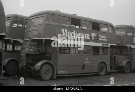 Années 1960, historiques, casse des autobus à deux étages bordée dans une cour en attente d'être mis au rebut, Manchester, Angleterre, Royaume-Uni. Banque D'Images