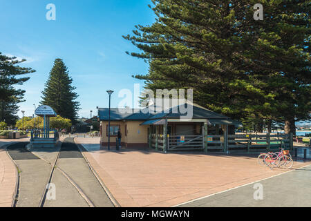 Victor Harbor, South Australia - 3 décembre 2016 : île granitique à cheval départ point vu à travers carré sur une journée Banque D'Images