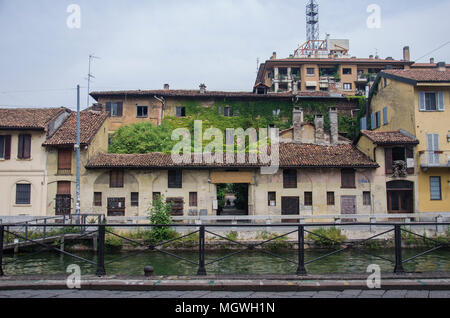 Le canal Naviglio Grande à Milan, Italie. Une belle vue sur les bâtiments historiques sur une rue de Milan sur le canal Naviglio en été journée ensoleillée Banque D'Images