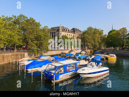 Zurich, Suisse - 14 juillet 2013 : digue de la rivière Limmat, dans la ville de Zurich, bateaux à la jetée sur le fleuve. Zurich est la plus grande ville de Banque D'Images