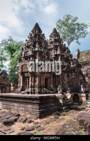 Monkey gardians carvings à Banteay Srei temple de grès rouge Banque D'Images