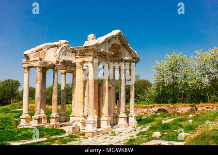 Le Tetrapylon (porte monumentale) sur un site archéologique d'Helenistic ville d'Aphrodisias dans l'ouest de l'Anatolie, la Turquie. Banque D'Images