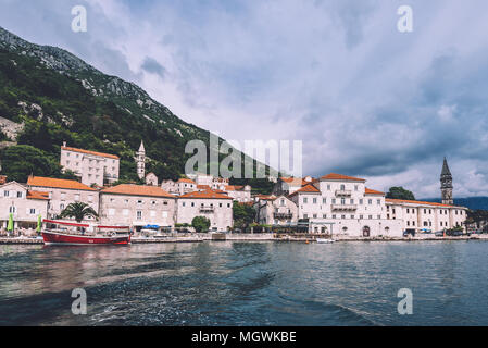 Perast, Monténégro - Juin 3th, 2016. Ancienne ville de la côte célèbre Perast sur baie de Kotor au Monténégro. Vue de la vieille ville de Perast, promenade, bateaux de touristes un Banque D'Images