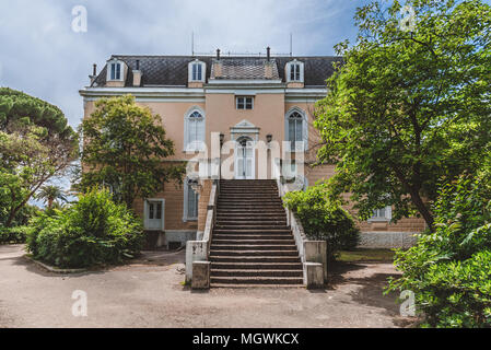 Nouvelle ville Bar, Monténégro - Juin 5th, 2016. Escalier du palais du roi Nikola et entrée du parc public avec arbres et palmiers au nouveau bar city au Monténégro. Banque D'Images