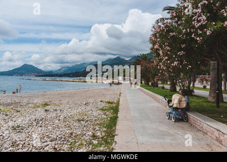 Nouvelle ville Bar, Monténégro - Juin 5th, 2016. La côte de la mer Adriatique et promenade touristique par jour nuageux. Palm alley en fleurs, montagnes et ciel nuageux sur Banque D'Images