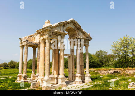 Le Tetrapylon (porte monumentale) sur un site archéologique d'Helenistic ville d'Aphrodisias dans l'ouest de l'Anatolie, la Turquie. Banque D'Images