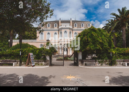 Nouvelle ville Bar, Monténégro - Juin 5th, 2016. Palais du Roi Nikola et entrée du parc public avec arbres et palmiers au nouveau bar city au Monténégro. Banque D'Images