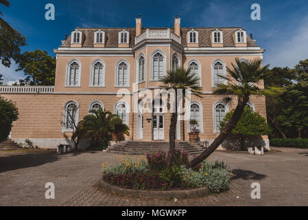 Nouvelle ville Bar, Monténégro - Juin 5th, 2016. Palais du Roi Nikola et entrée du parc public avec arbres et palmiers au nouveau bar city au Monténégro. Banque D'Images