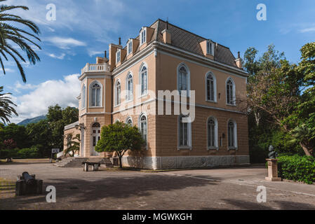 Nouvelle ville Bar, Monténégro - Juin 5th, 2016. Palais du Roi Nikola et entrée du parc public avec arbres et palmiers au nouveau bar city au Monténégro. Banque D'Images