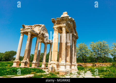 Le Tetrapylon (porte monumentale) sur un site archéologique d'Helenistic ville d'Aphrodisias dans l'ouest de l'Anatolie, la Turquie. Banque D'Images