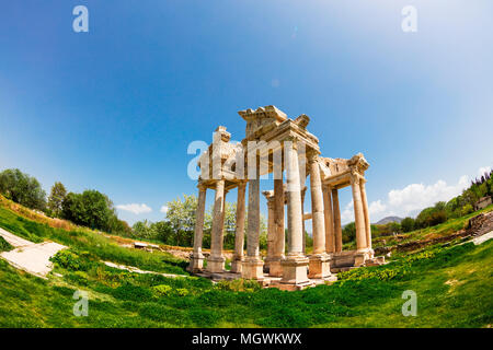 Le Tetrapylon (porte monumentale) sur un site archéologique d'Helenistic ville d'Aphrodisias dans l'ouest de l'Anatolie, la Turquie. Banque D'Images