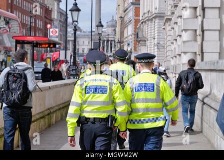 Metropolitan police en patrouille dans la région de Whitehall centre de Londres Angleterre Royaume-uni Banque D'Images