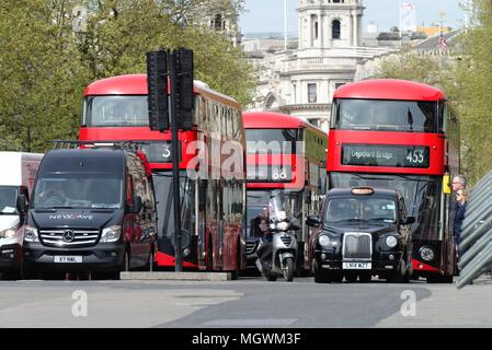 Les bus rouges trois arrêtés aux feux de circulation dans la région de Parliament Square, Central London England UK Banque D'Images