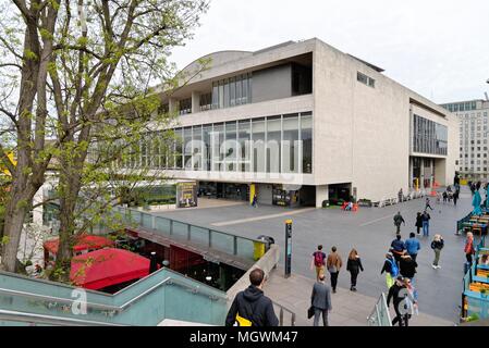 Extérieur de la Royal Festival Hall sur la rive sud à Waterloo London England UK Banque D'Images