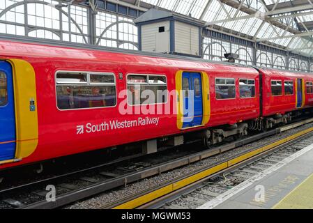 South Western Railway train dans la gare de Waterloo London England UK Banque D'Images