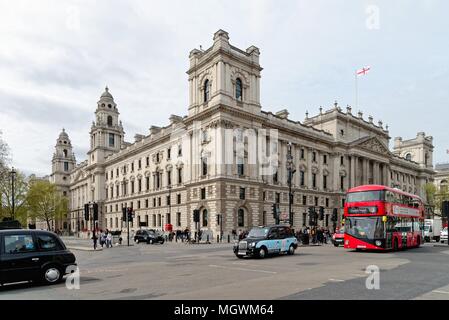 Le Gouvernement de Sa Majesté dans le bâtiment du Trésor Whitehall Place du Parlement Central London England UK Banque D'Images