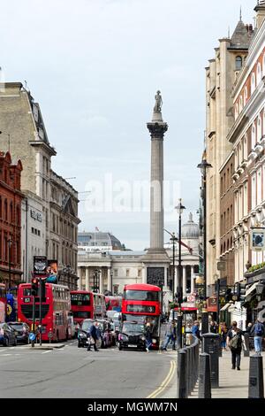 Avis de Whitehall à vers Trafalgar Square, Central London England UK Banque D'Images