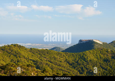 Vue panoramique à partir de Sant Salvador Sanctuary montrant Château Santueri, Cala d'Or et la côte méditerranéenne (Felanitx, Majorque, Îles Baléares, Espagne) Banque D'Images