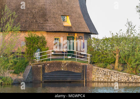 Coucher du soleil, le moulin compte dans le Kinderlijk Molenwaard canal South Holland aux Pays-Bas l'Europe Banque D'Images