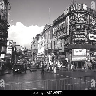 1966, photo historique montrant une vue sur Shaftesbury Avenue jusqu'à Piccadilly Circus, avec les panneaux publicitaires pour des grandes marques, Max Factor, Wrigley's et le Daily Express. Le film est annoncé également, Docteur Jivago fixant Omar Sharif et Julie Christie et réalisé par David Lean, Londres, Angleterre, Royaume-Uni. Banque D'Images