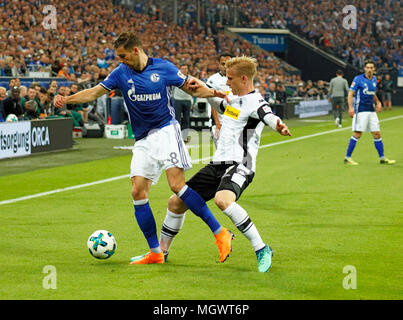 Sports, football, Bundesliga, 2017-2018, le FC Schalke 04 vs Borussia Moenchengladbach 1:1, Veltins Arena Gelsenkirchen, scène du match, Leon Goretzka (S04) à gauche et Oscar Wendt (MG) Banque D'Images