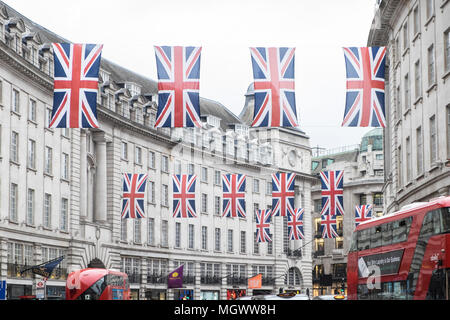 Union européenne,flag,drapeaux,sur,Regent Street, Regent Street,London,,en,préparation,de,pour,le prince Harry,et,Meghan Markle,le château de Windsor,mariage,en,mai,Angleterre,UK, Banque D'Images