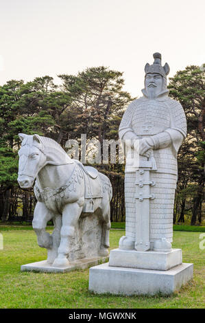 Les scientifiques et les statues des chevaux sur la route aux