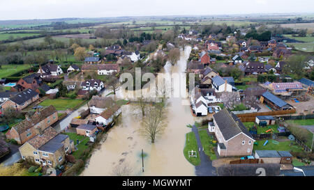 Photo aérienne montre le village d'Alconbury Weston dans le Cambridgeshire le lundi de Pâques 2 avril (matin) avec la grande rue inondée après de fortes pluies. Banque D'Images