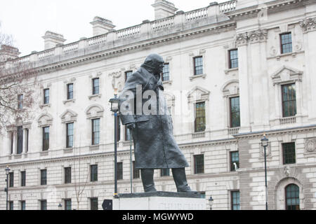 Bronze statue célèbre,,de,Churchill,en face,chambres,sur,Place du Parlement,Londres,Angleterre,GB,Grande Bretagne,UK.,Royaume-uni,Europe,Europe, Banque D'Images