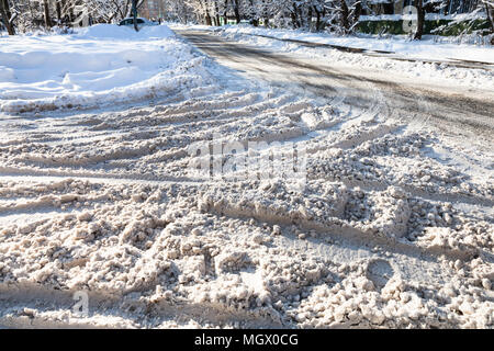 De surface glissante couverte de neige en hiver routier urbain ensoleillé jour Banque D'Images