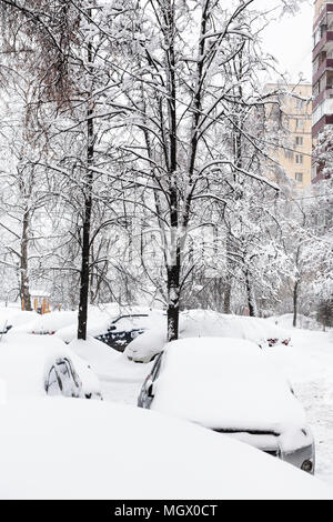 Les wagons couverts de neige près de vacances Maisons dans quartier résidentiel de la ville de Moscou en neige Banque D'Images