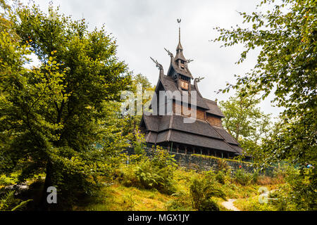 Église en bois norvégien près de Bergen (Stabkirche Fantoft) Banque D'Images