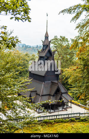 Église en bois norvégien près de Bergen (Stabkirche Fantoft) Banque D'Images