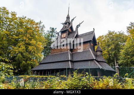 Église en bois norvégien près de Bergen (Stabkirche Fantoft) Banque D'Images