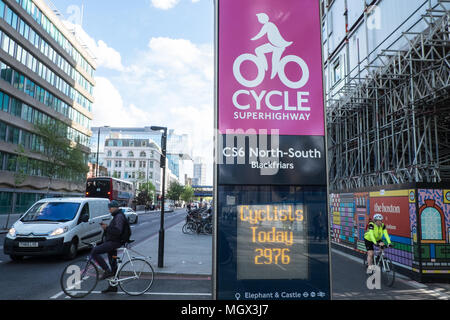 Les cyclistes,vélo,location,vélo,vtt,vélo,équitation,sur,Randonnée,Super,autoroute,super cycle,6,route,Nord-Sud sur Blackfriars Road,,trafic,London,UK, Banque D'Images