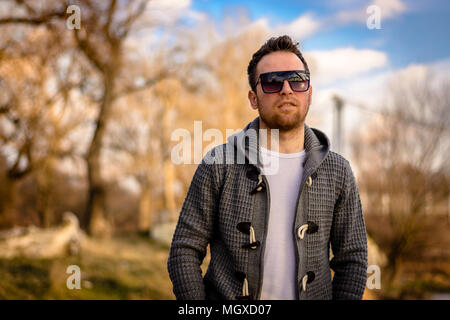 Close-up portrait of man avec barbe et lunettes de soleil, piscine Banque D'Images