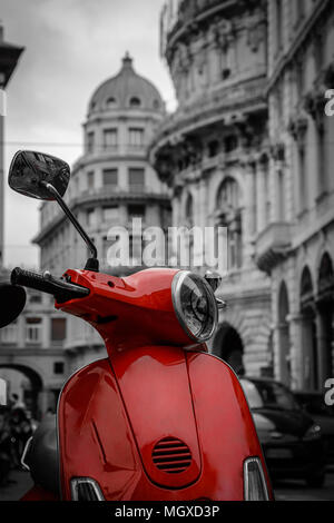 Belle moto rouge scooter dans l'accent et de la ville en fond noir et blanc Banque D'Images