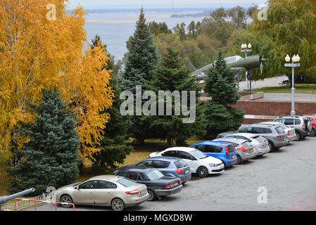 Volgograd, Russie - 01 novembre. 2016. Rangée de voitures en stationnement sur la berge de la rivière Volga Banque D'Images