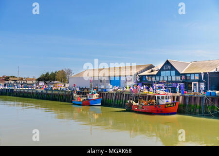 Les bateaux de pêche amarrés dans le port de Whistable, Kent Banque D'Images