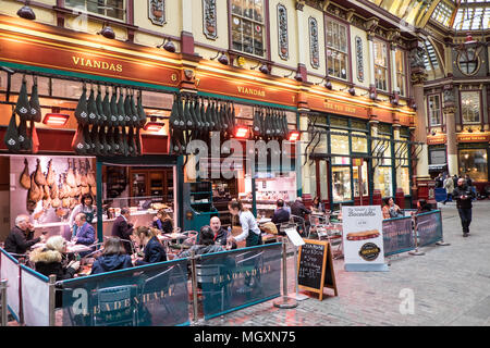 Déjeuner liquide, bière,vin,bureau,les travailleurs,pub,business,hommes d'affaires,de,le déjeuner,temps,hors,a,la,Leadenhall Market,la ville,Londres,Angleterre,UK,Royaume-Uni, Banque D'Images