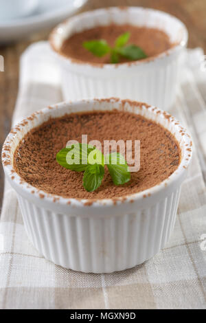 Flan au chocolat dans un ramequin closeup Banque D'Images