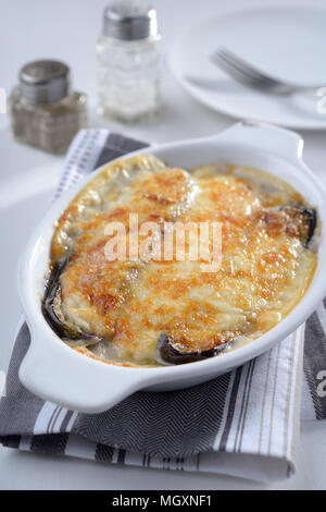 La Moussaka dans un plat allant au four, en vertu de la sauce blanche Banque D'Images