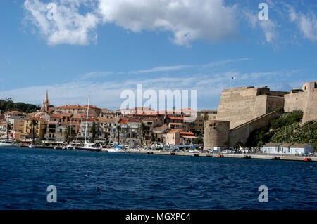 Skyline et le front de mer de Cavi, une ville médiévale en Corse, une île française au large de la côte sud de la France dans la Méditerranée. La Corse est un birthpl Banque D'Images